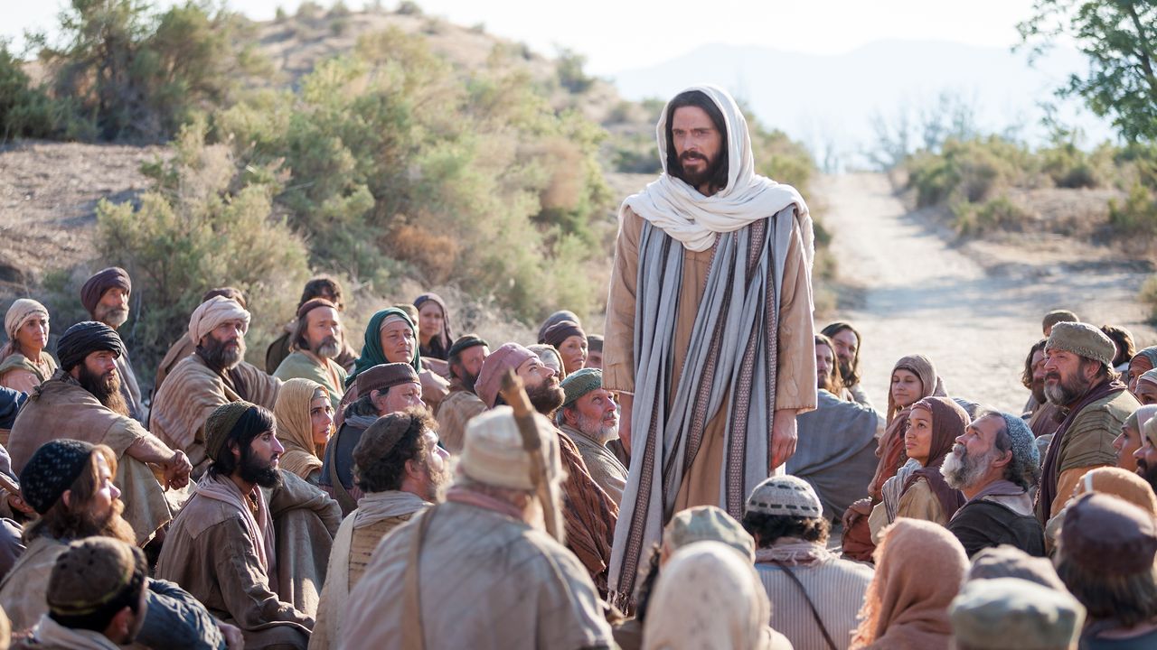 Jezus Christus onderwijst zijn discipelen aan de kant van een weg