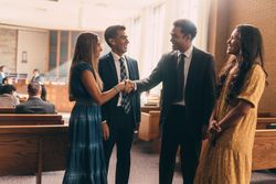 Echtpaar praat in de kerk