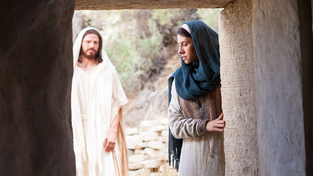 De herrezen Jezus Christus groet Maria Magdalena bij de lege graftombe