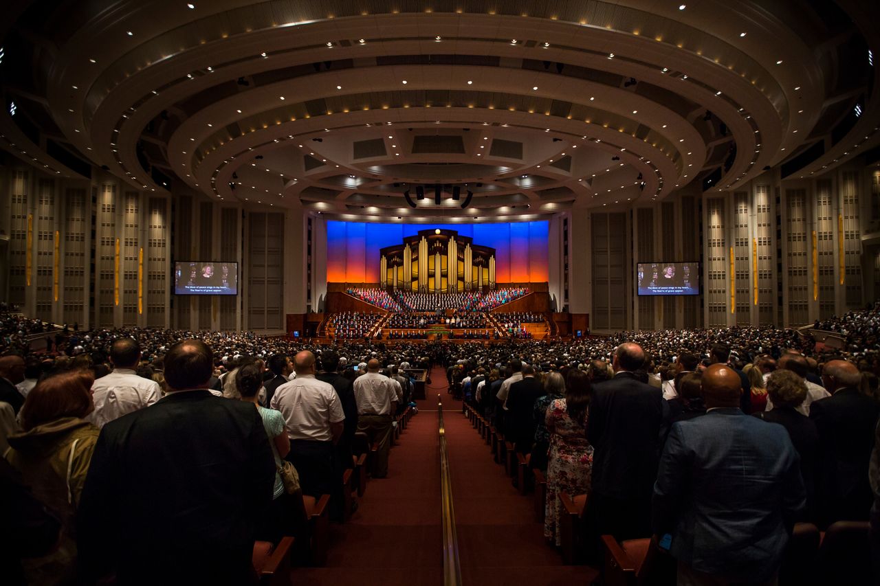 Het Conferentiecentrum in Salt Lake City vol mensen