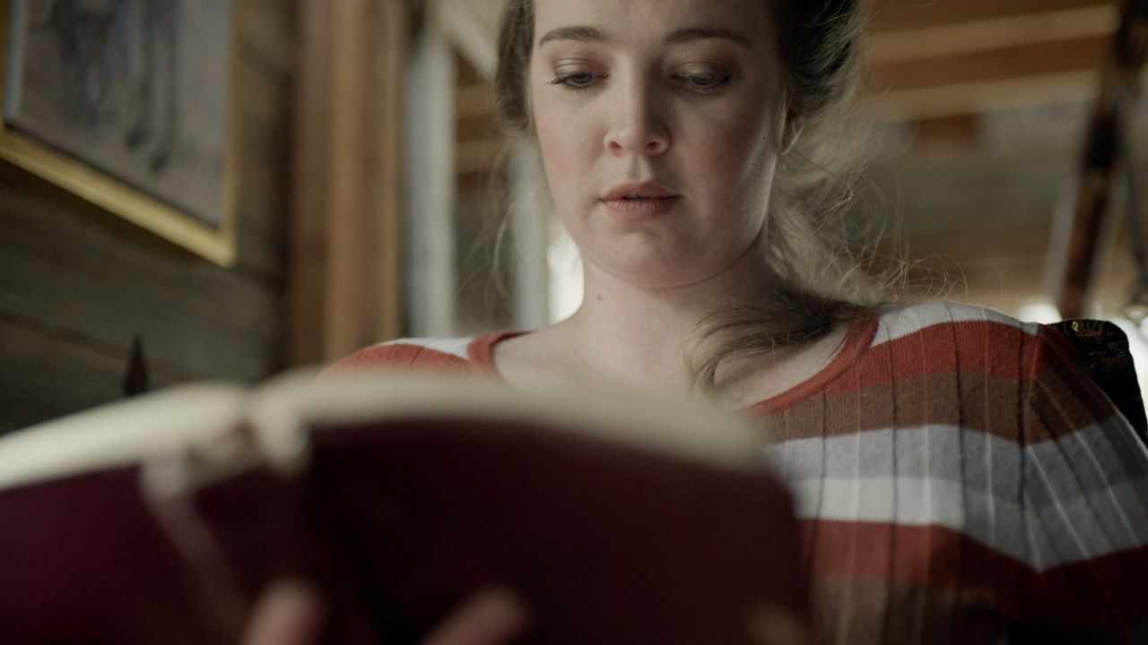 Vrouw leest in de heilige Schriften