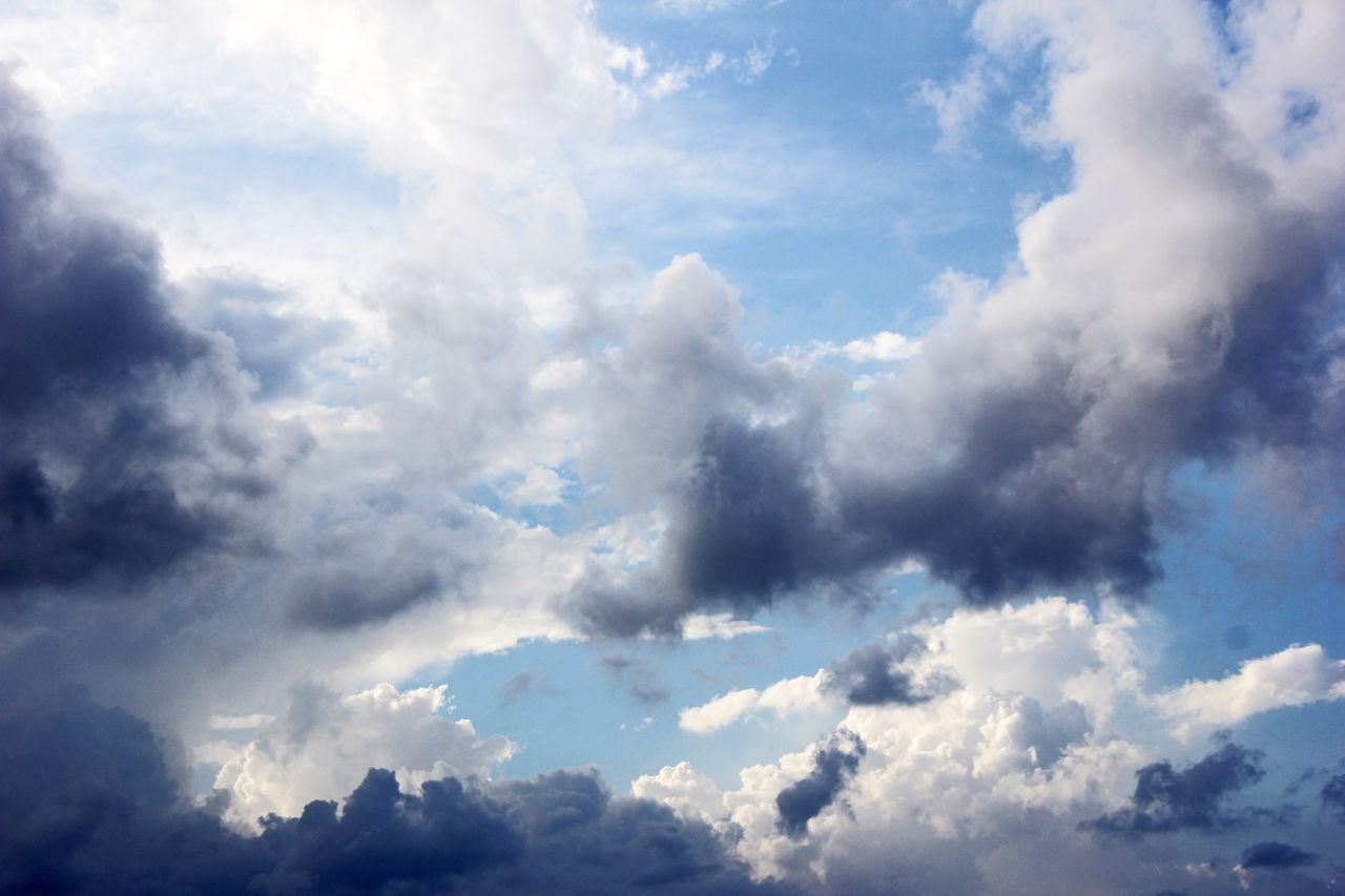 Wolken en licht dat er doorheen schijnt, stellen de aanwezigheid van de Heilige Geest voor