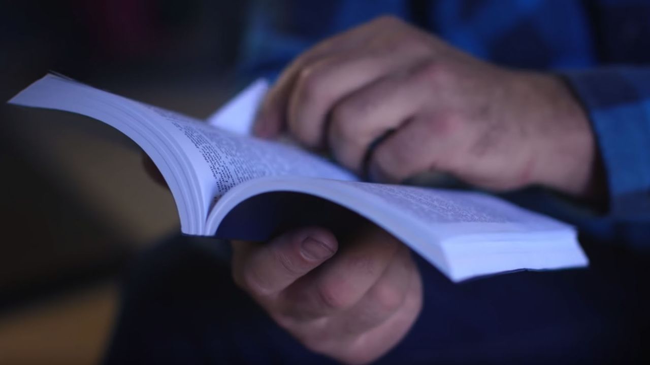 Jared knapt een klassieke auto op en legt uit hoe hij door het Boek van Mormon dichter bij Jezus Christus is gekomen