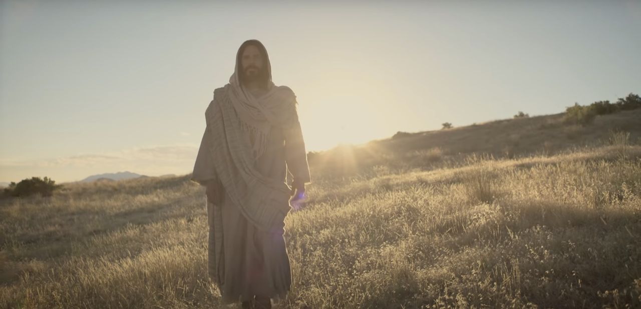 Jezus Christus wandelt door een veld en nodigt allen uit om tot Hem te komen