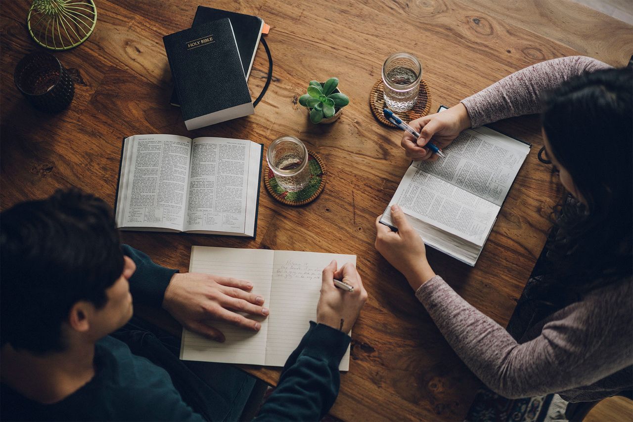 Een echtpaar zit aan de keukentafel Gods boodschap voor hen te bestuderen