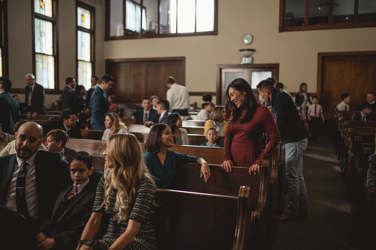 Mensen praten na de kerkdienst met elkaar